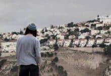 مستوطنون يشقّون طريقا استيطانيا شمال غرب القدس