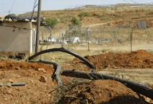 مستوطنون يسرقون المياه من الخط الرئيسي المزود لقرية المغير