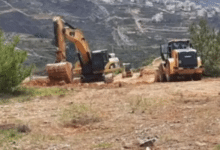 مستوطنون يشقون طريقاً استيطانياً في نعلين غرب رام الله