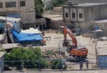 الاحتلال يهدم خمسة بركسات سكنية وحظيرة أغنام في عناتا ويعتدي على المواطنين