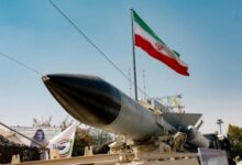 حرس الثورة الإيراني يعلن استهداف حاملة طائرات ومدمّرة أميركيتين وزورق مسيّر قرب مضيق هرمز